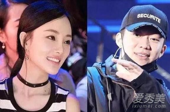 李小璐现身接甜馨放学 盯着手机面露微笑似不受影响