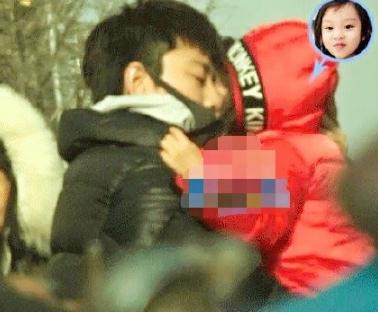 李小璐现身接甜馨放学 盯着手机面露微笑似不受影响
