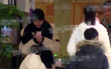 李小璐现身接甜馨放学 盯着手机面露微笑似不受影响