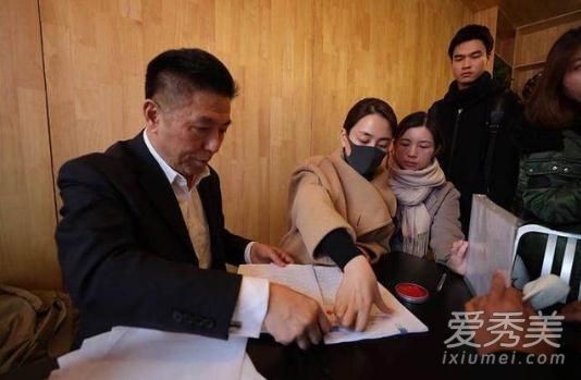 黄毅清微博禁言小号也不能幸免 转战直播继续爆料马苏