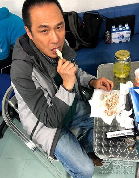 袁咏仪晒片场照片 从开工吃到收工
