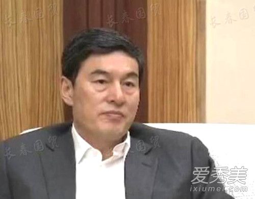 54岁毛阿敏系绿围巾现身 获保镖开道大步疾走