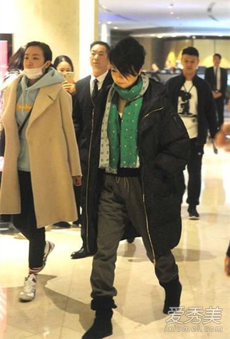 54岁毛阿敏系绿围巾现身 获保镖开道大步疾走