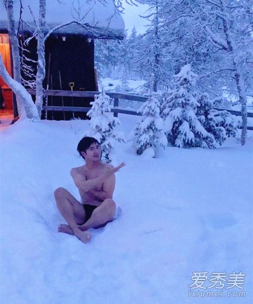 田亮赤身穿内裤坐雪地是为什么？