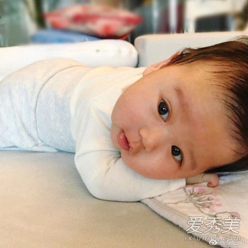 胡杏儿晒出儿子正面照 胡杏儿儿子中文名是什么