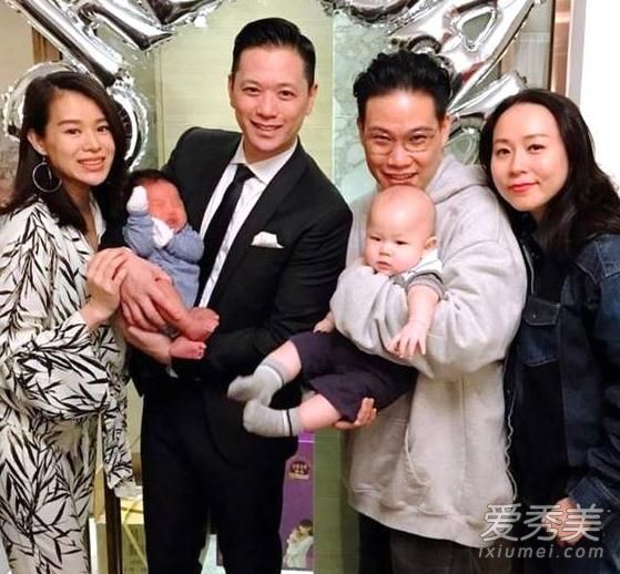 胡杏儿儿子正面照双眼皮明显 中文名疑为李奕霆