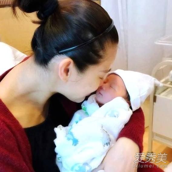 胡杏儿儿子正面照双眼皮明显 中文名疑为李奕霆