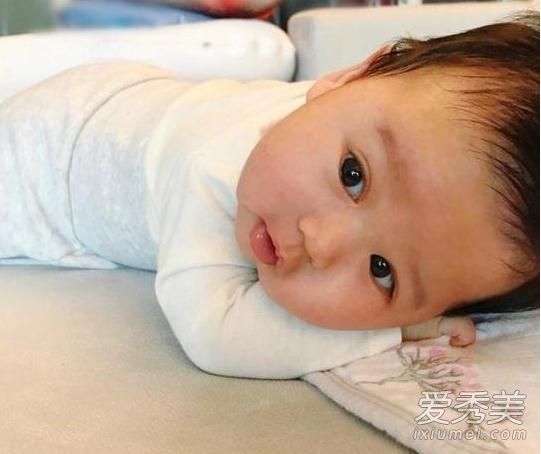 胡杏儿儿子正面照双眼皮明显 中文名疑为李奕霆