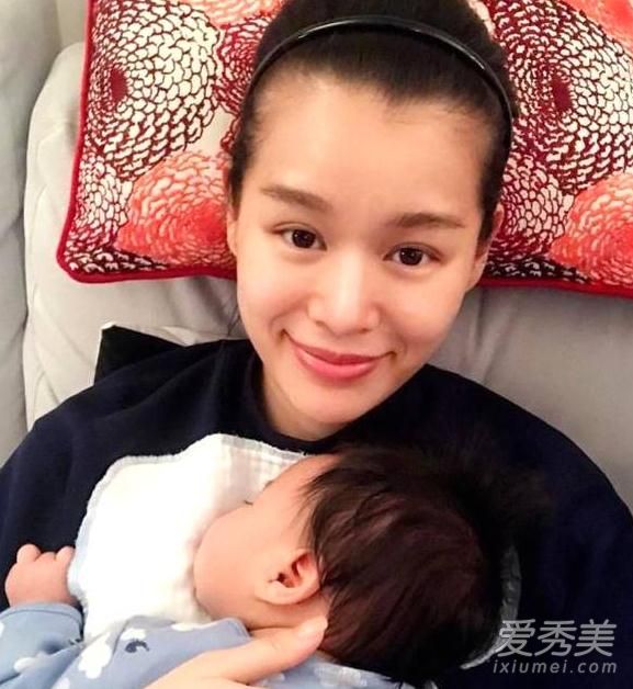 胡杏儿儿子正面照双眼皮明显 中文名疑为李奕霆