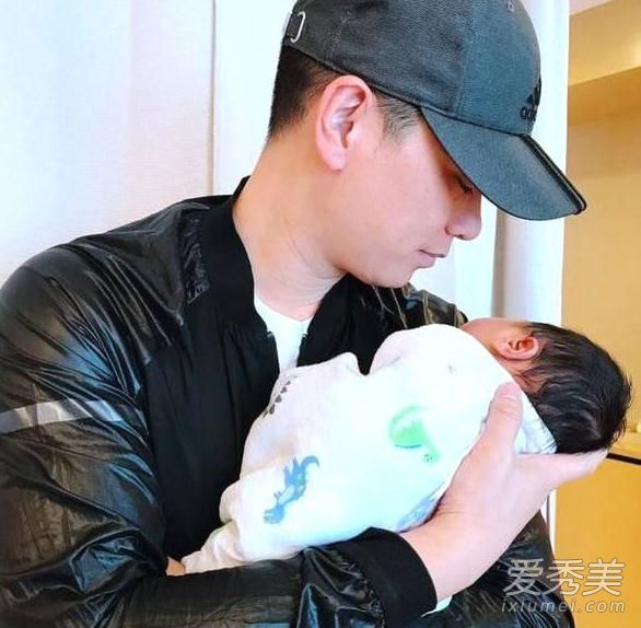 胡杏儿儿子正面照双眼皮明显 中文名疑为李奕霆