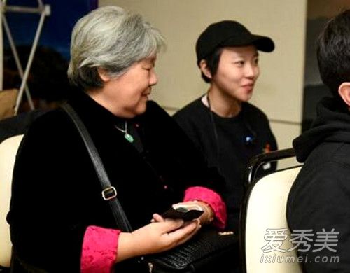 窦靖童为奶奶庆生照片曝光 窦靖童奶奶是什么人？