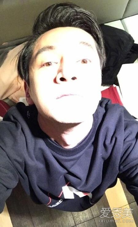 胡歌仰脸自拍遭调侃 靳东胡歌搞怪合影