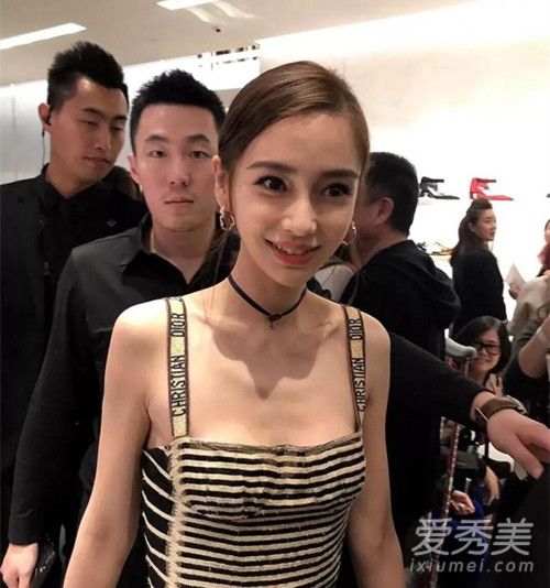 杨颖撩衣晒马甲线是真的吗 杨颖晒马甲线照片