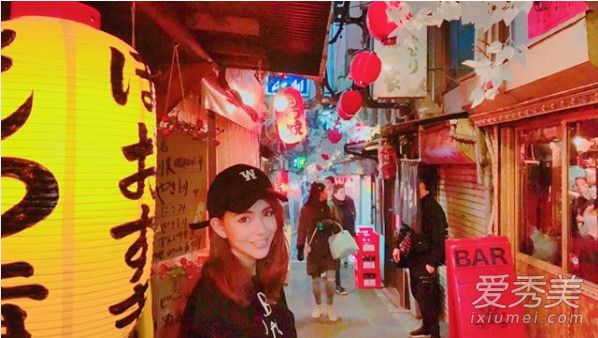 昆凌晒日本旅游回眸照 杰伦同款帽子隔空回应撒狗粮