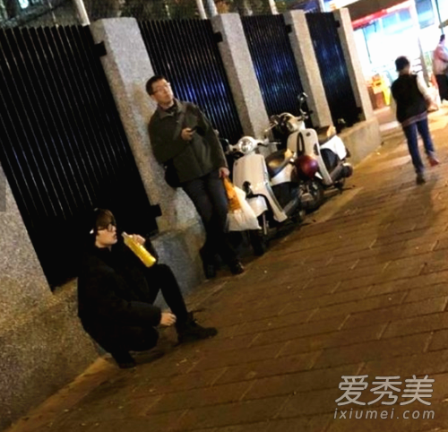 杨洋逛夜市被偶遇 杨洋为什么逛夜市？