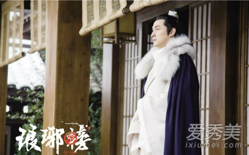 胡歌跪地为粉丝签名 胡歌为什么这么受欢迎