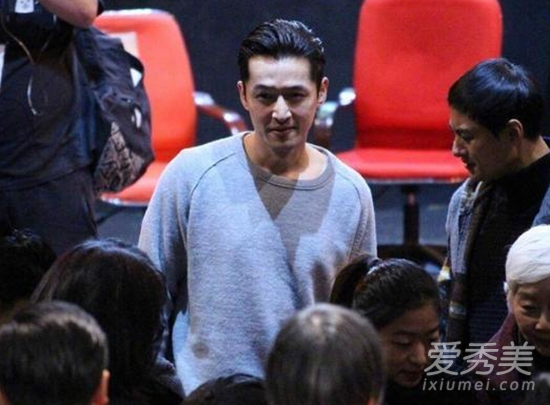 胡歌跪地签名是为什么 胡歌近况如何？