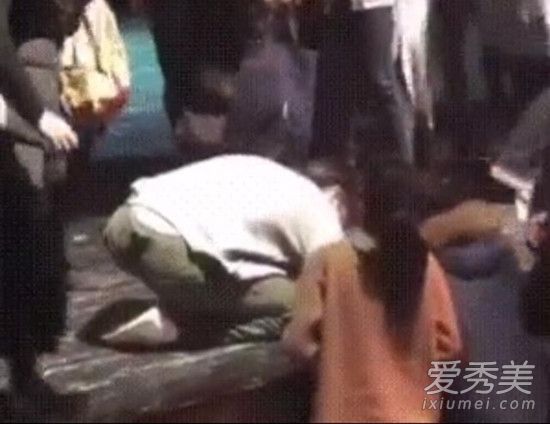 胡歌跪地签名是为什么 胡歌近况如何？