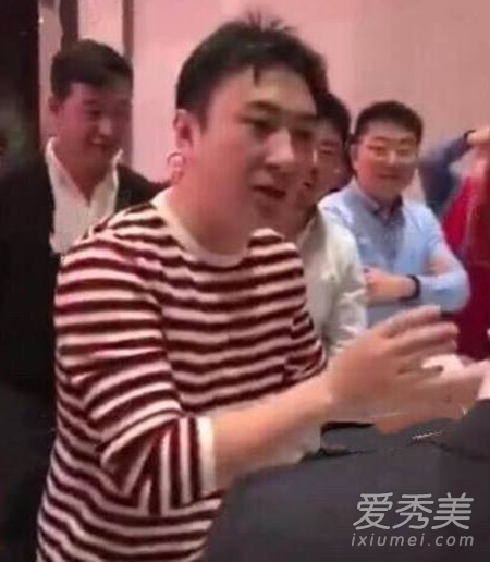 王思聪参加婚礼出手阔绰随礼30万