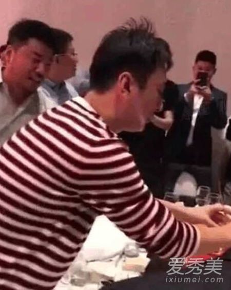 王思聪参加婚礼出手阔绰随礼30万