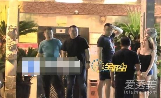 岳云鹏深夜会辣妹 亲密搂腰疑似酒店过夜