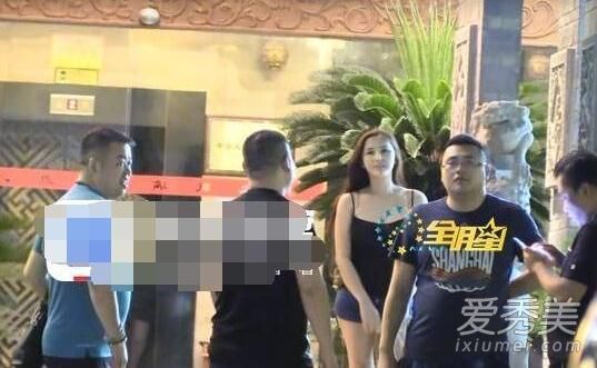 岳云鹏深夜会辣妹 亲密搂腰疑似酒店过夜