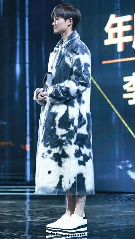 李宇春鞋被狗咬烂 网友调侃：铲屎官的痛苦