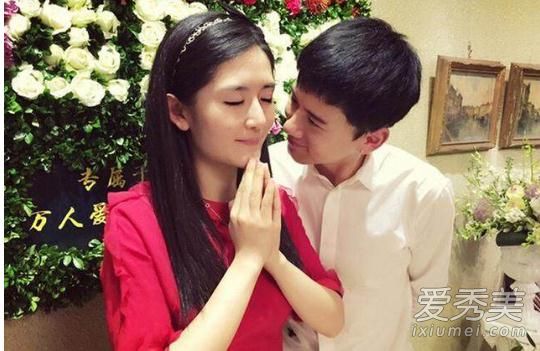 谢娜晒与维嘉合影 何炅调侃：垫子很大哦！