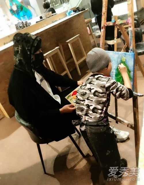 周杰伦全副武装教画画的小朋友是谁