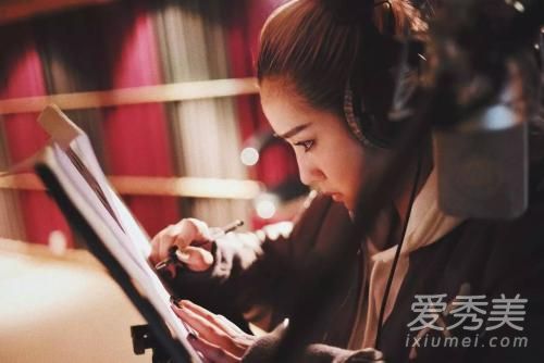 何洁赫子铭离婚案正式开庭 何洁素颜现身面容憔悴