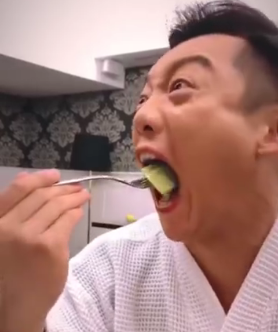郑恺涂口红后吃东西被指蹭热度，刚分手就玩得这么嗨？
