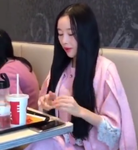 郑恺涂口红后吃东西被指蹭热度，刚分手就玩得这么嗨？