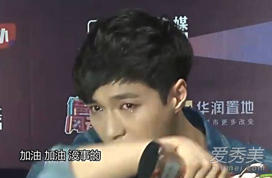 张艺兴为什么要下跪亲吻舞台？