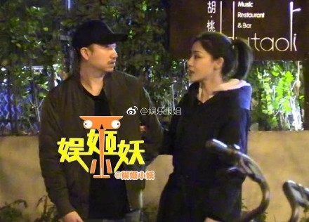 邓家佳与老公周末餐厅甜蜜约会 离婚传闻不攻自破