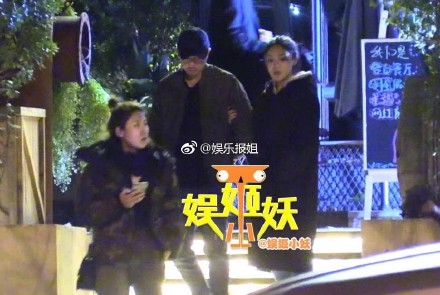 邓家佳与老公周末餐厅甜蜜约会 离婚传闻不攻自破