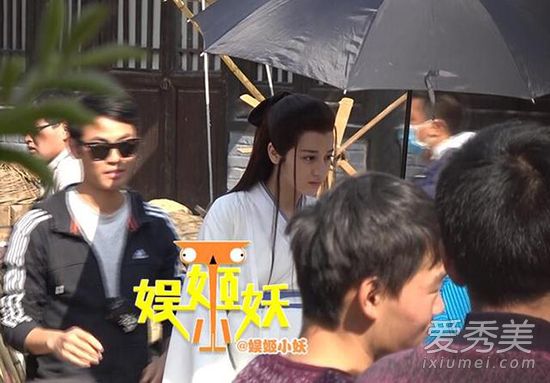 首曝光!热巴新剧扮俏公子吊威亚,片场呆萌小动作多多