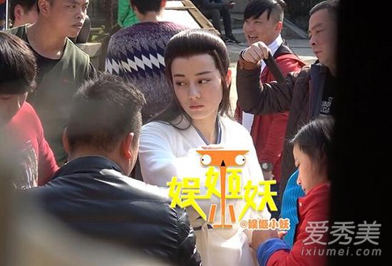 首曝光!热巴新剧扮俏公子吊威亚,片场呆萌小动作多多
