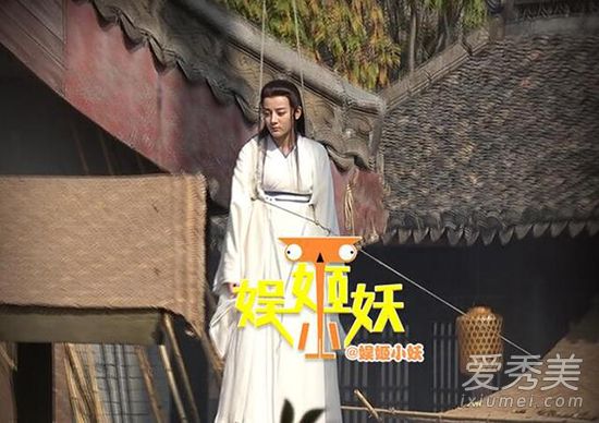 首曝光!热巴新剧扮俏公子吊威亚,片场呆萌小动作多多