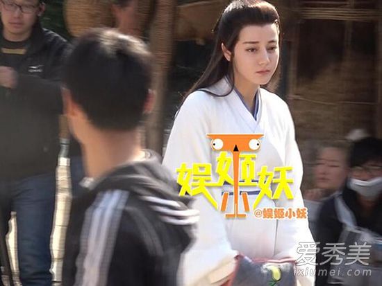 首曝光!热巴新剧扮俏公子吊威亚,片场呆萌小动作多多
