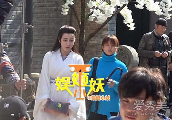 首曝光!热巴新剧扮俏公子吊威亚,片场呆萌小动作多多