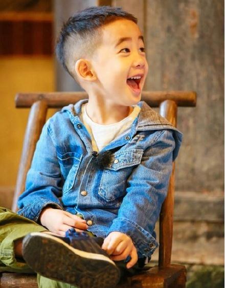 jasper就读香港知名的私立贵族国际学校一年学费就13万