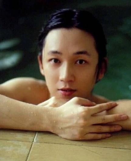 潘粤明晒24年前旧照 网友调侃就是这样变胖的