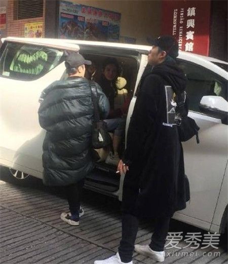 奚梦瑶和赌王之子何猷君献身旅游塔,崴脚好的快都能旅游了