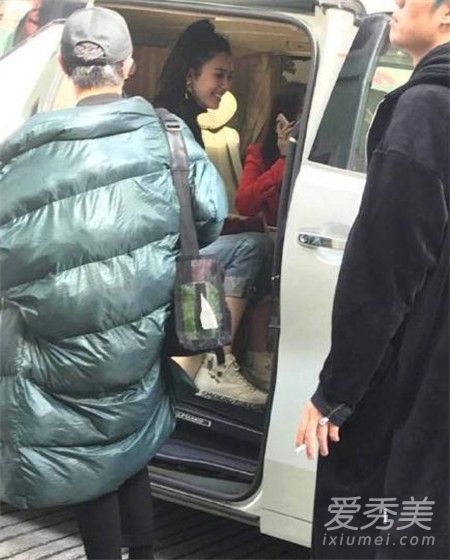 奚梦瑶和赌王之子何猷君献身旅游塔,崴脚好的快都能旅游了