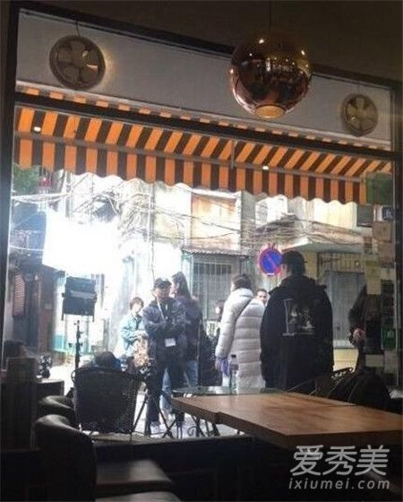 奚梦瑶和赌王之子何猷君献身旅游塔,崴脚好的快都能旅游了