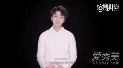 厉害了我的小凯！王俊凯全英文提问霍金获赞
