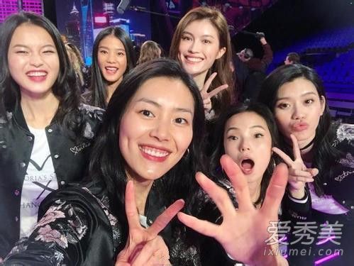 王艺台步被批像扭秧歌 想比之下储镒恬才是维密最佳人选