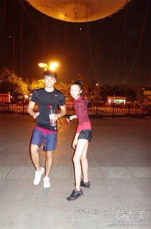 腿长比惊人！雎晓雯大秀逆天美腿