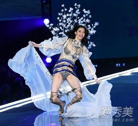 上海维密秀奚梦瑶摔倒 网友却责怪她心思不在舞台上