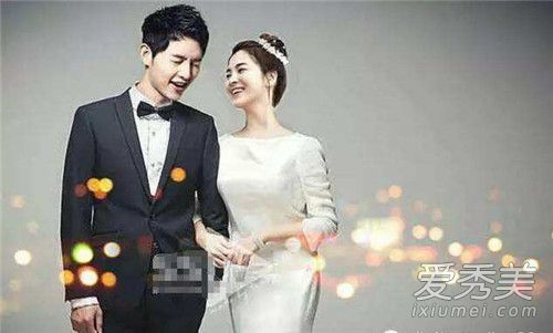 宋仲基宋慧乔婚纱婚礼照曝光 乔妹超大婚戒抢镜